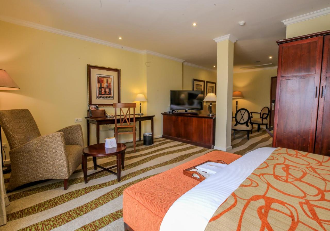 Kigali Serena Hotel Екстер'єр фото