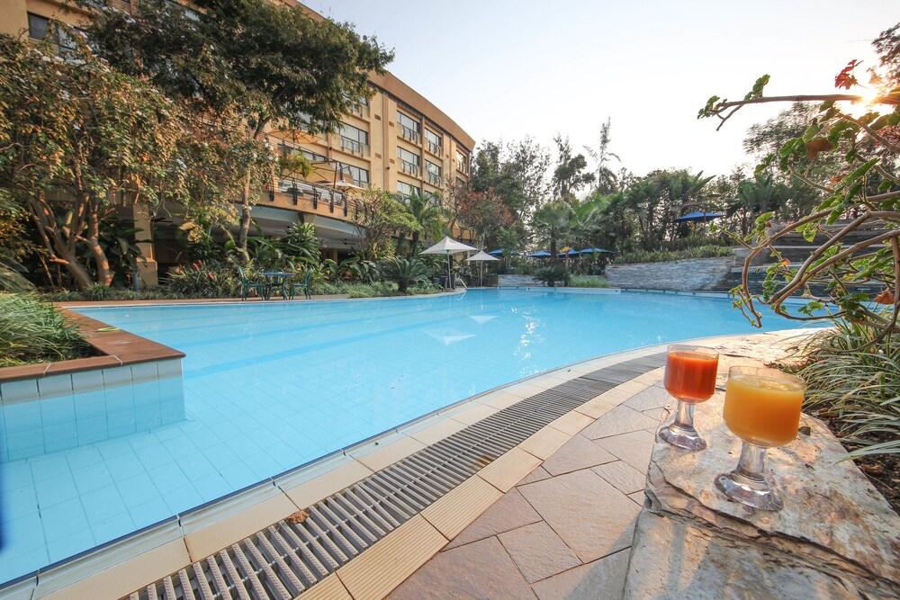 Kigali Serena Hotel Екстер'єр фото