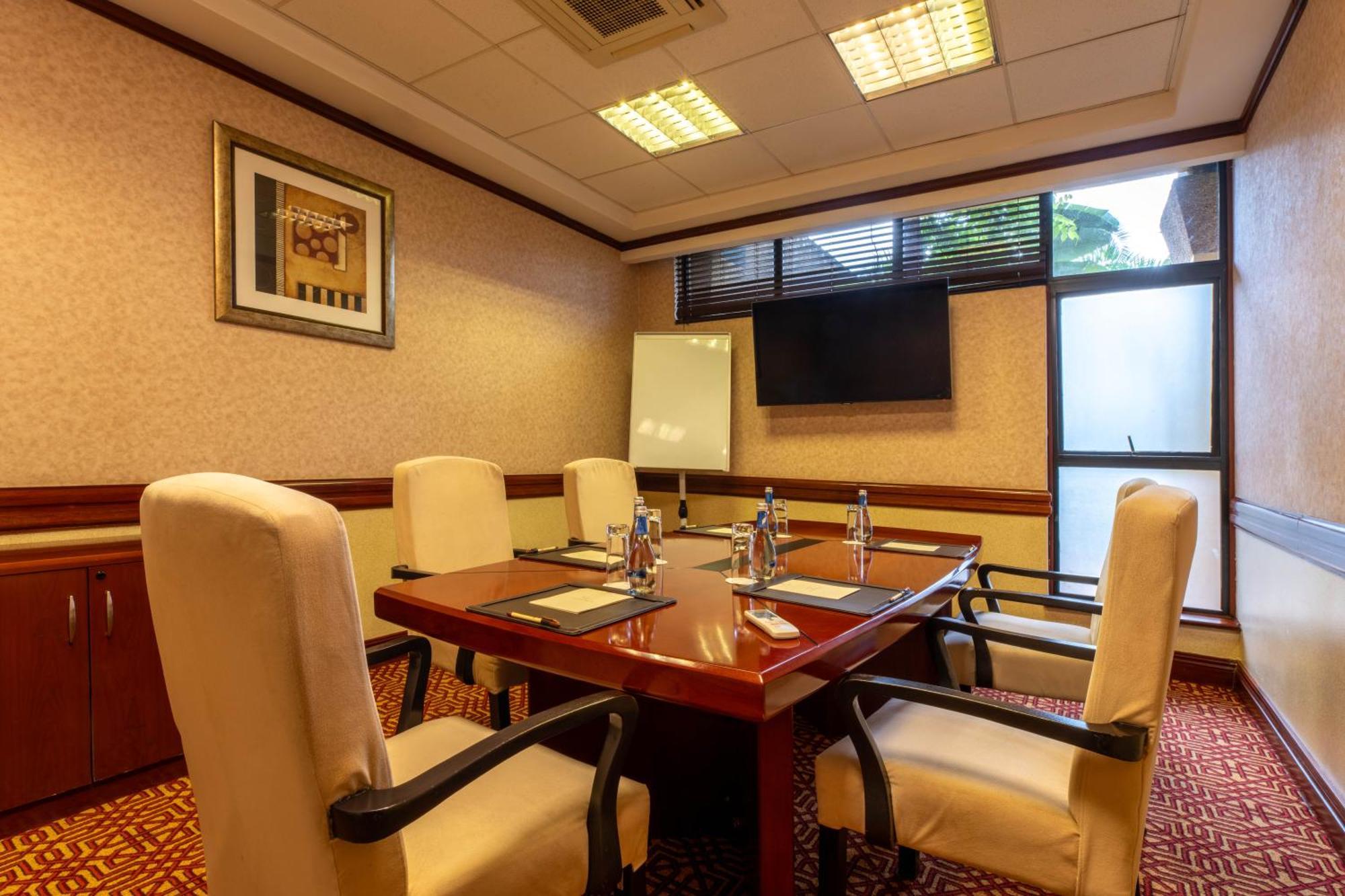 Kigali Serena Hotel Екстер'єр фото